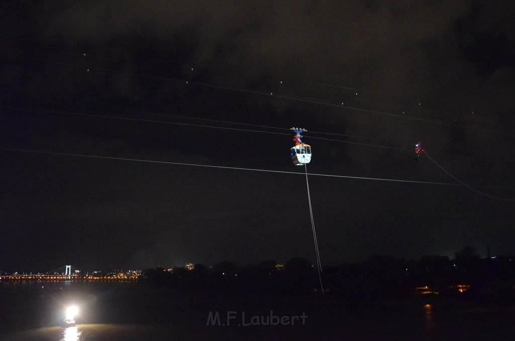 Einsatz BF Hoehenretter Koelner Seilbahn Hoehe Zoobruecke P2376.JPG